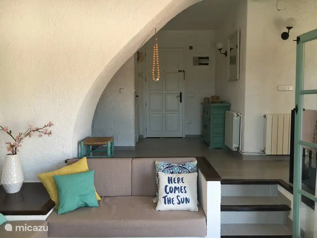 Porte d'entrée du salon / coin salon