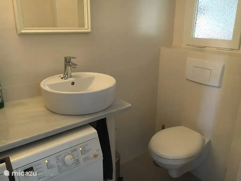 Machine à laver Miele et toilettes supplémentaires en bas