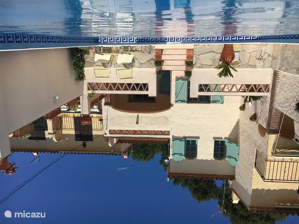 Vue depuis la piscine privée