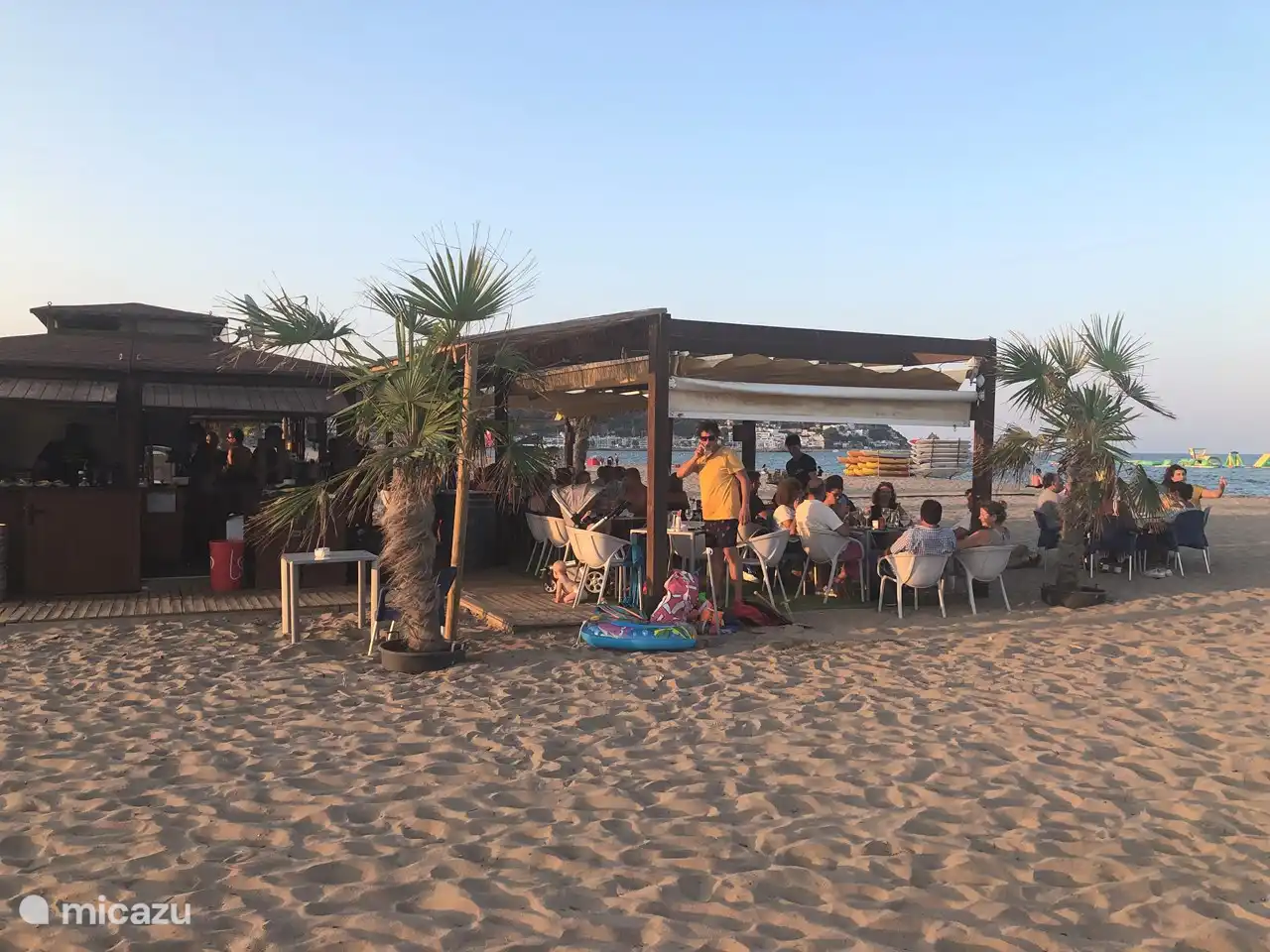 Salitos Beach Club surplombant les îles Medes