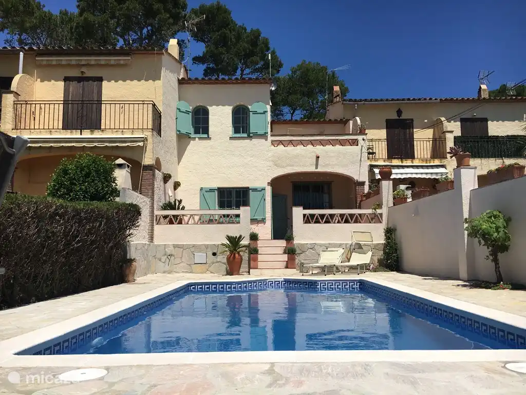 Vue depuis la piscine privée