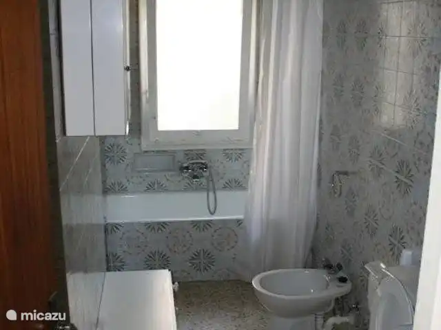 Tramuntane 3 | Espagne, Costa Brava, Colera - appartement Salle de bain, voici aussi une machine à laver, mais elle n'est pas visible sur la photo.