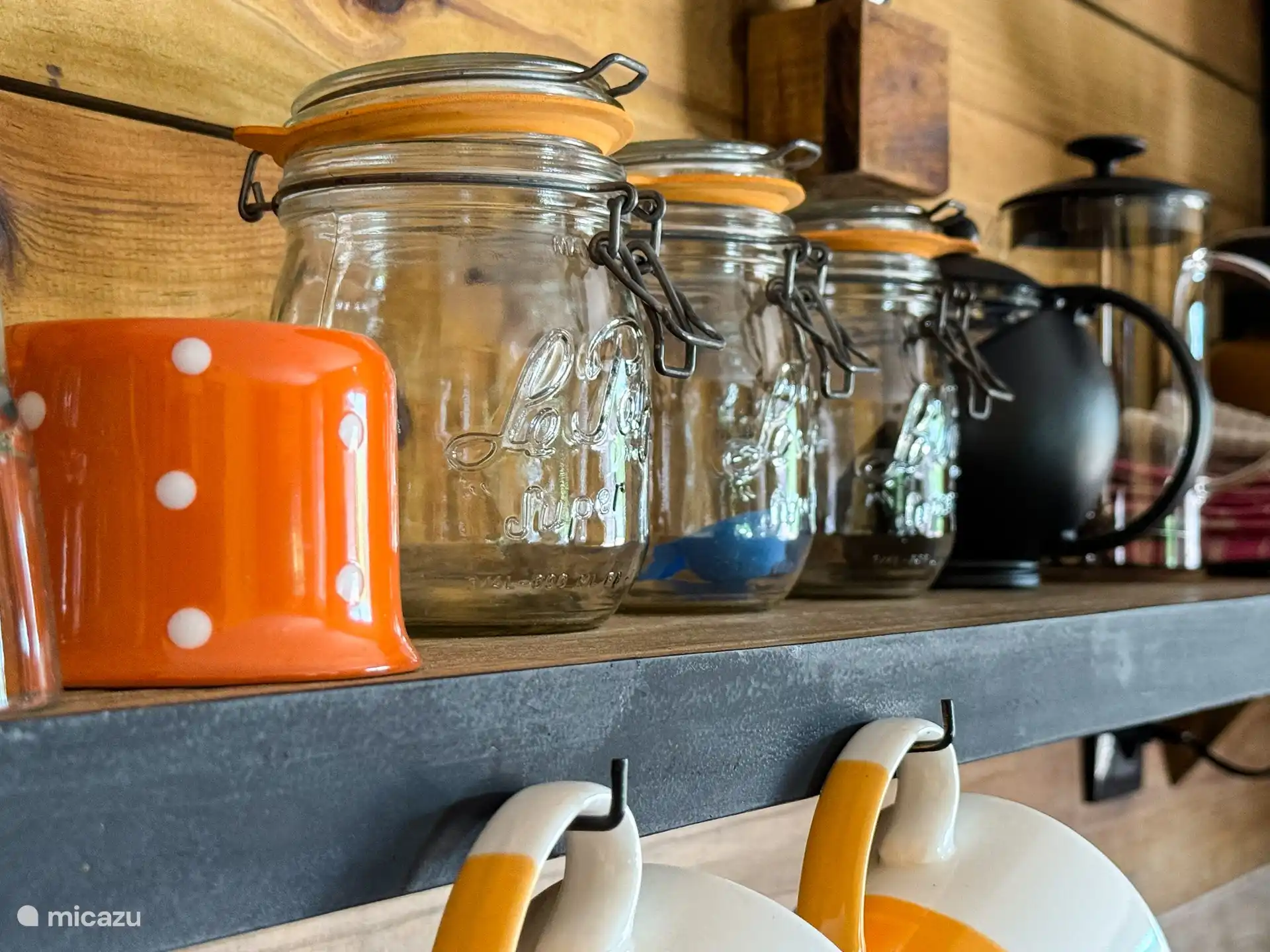 Cocina totalmente equipada con horno, microondas, nevera grande con congelador, etc., etc.