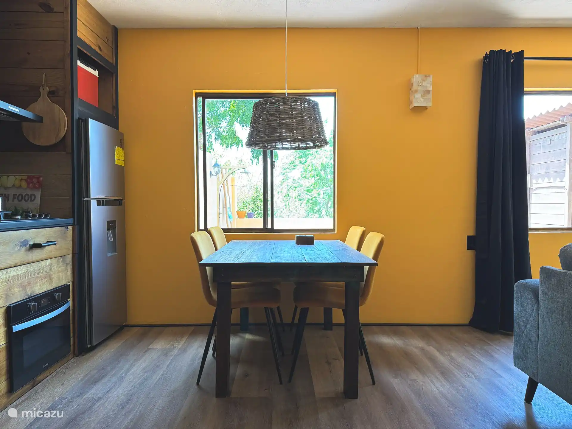 Bonita sala de estar con TV por Internet, radio bluetooth, cómodo sofá y mesa de comedor.