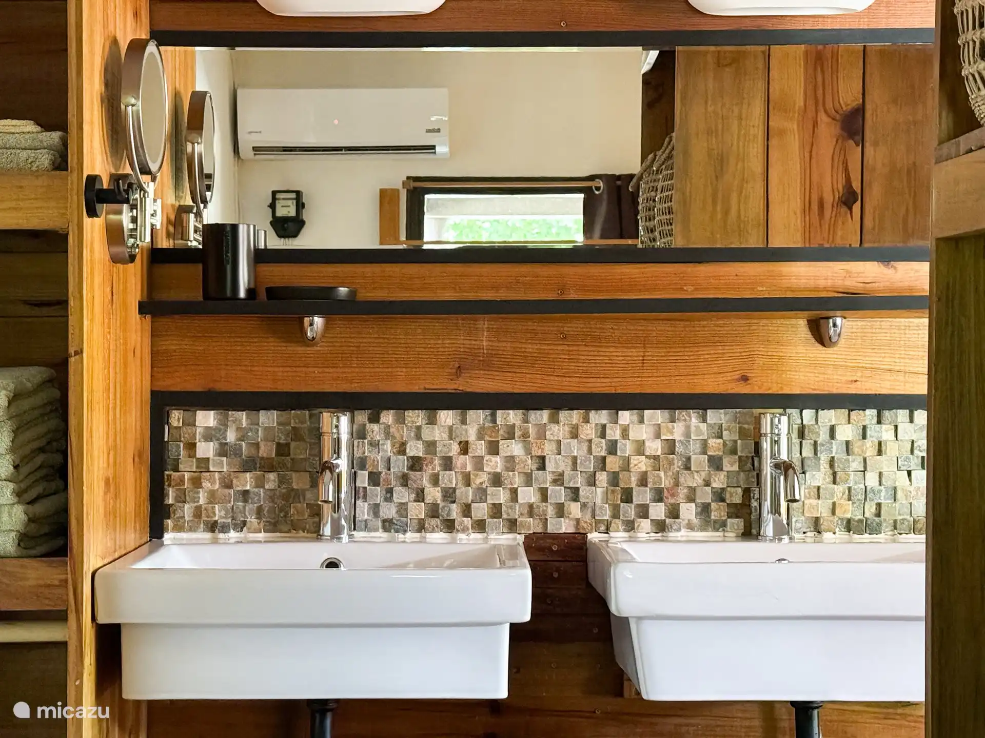 Dormitorio fresco con cama doble y aire acondicionado. Gran ventanal con mosquitera, dos amplios armarios y dos lavabos.