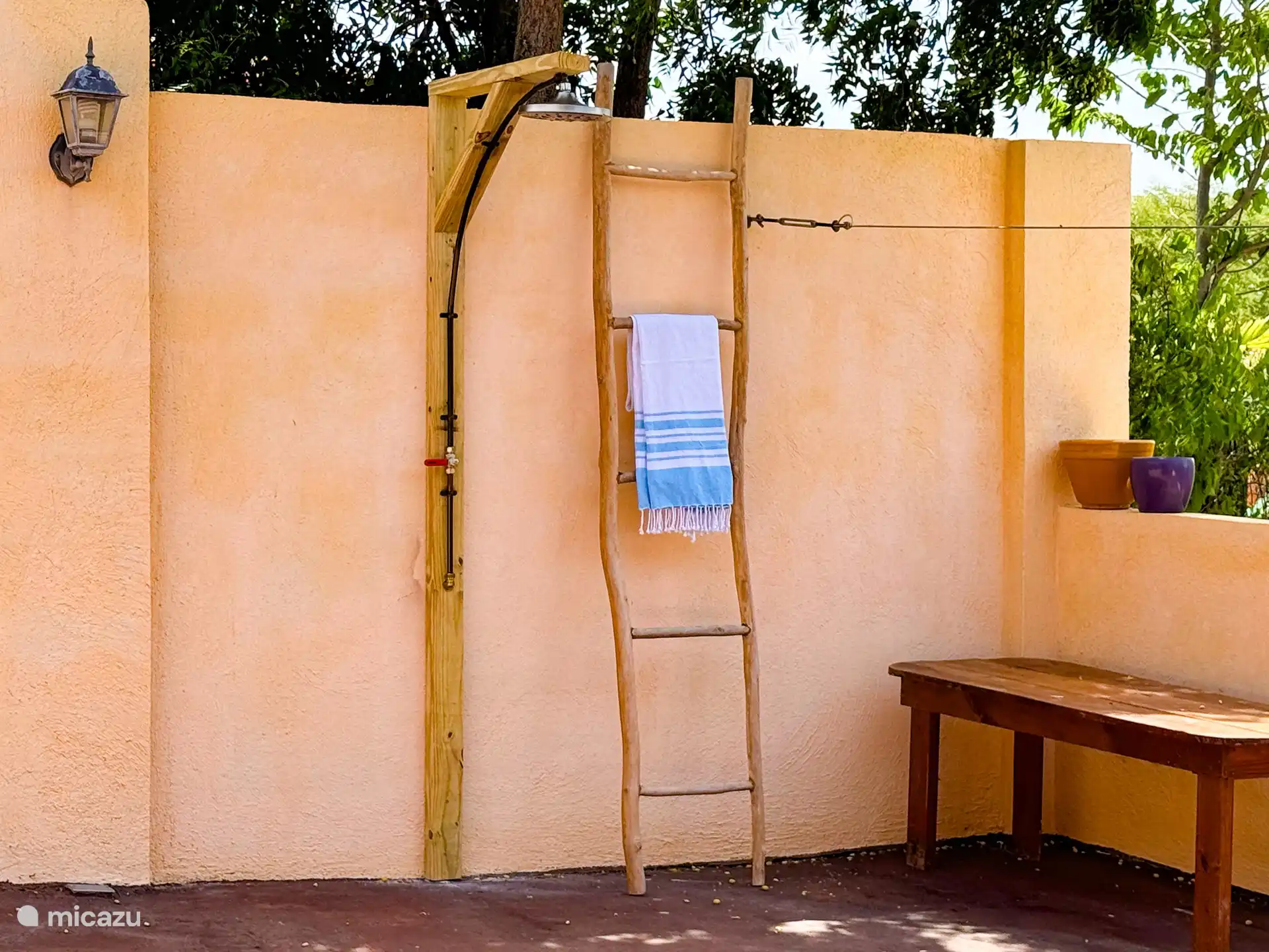 Ducha privada al aire libre en el patio.