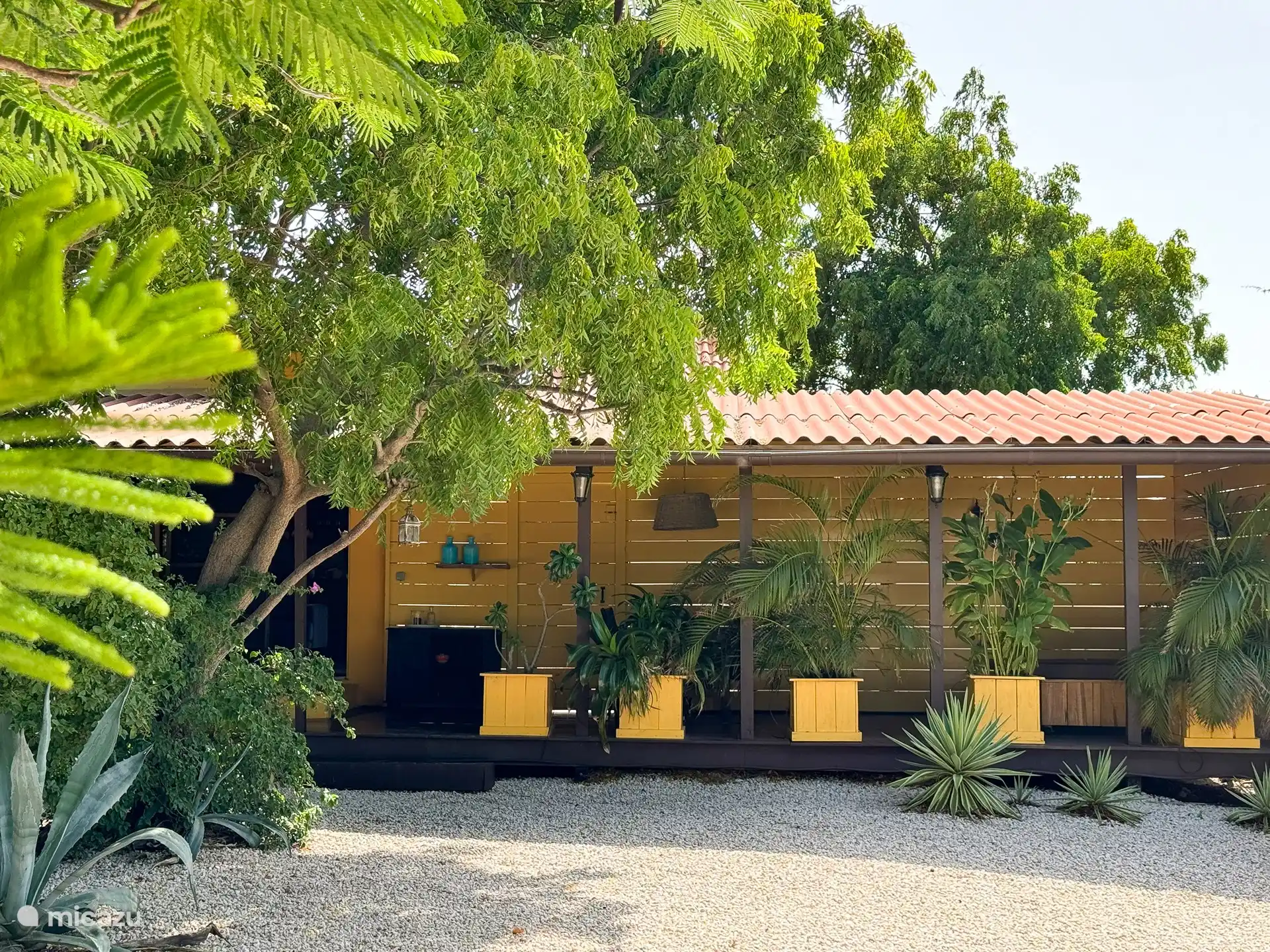 El Garden Bungalow con la amplia terraza sombreada ofrece mucha privacidad y aquí se puede disfrutar de la brisa siempre refrescante.