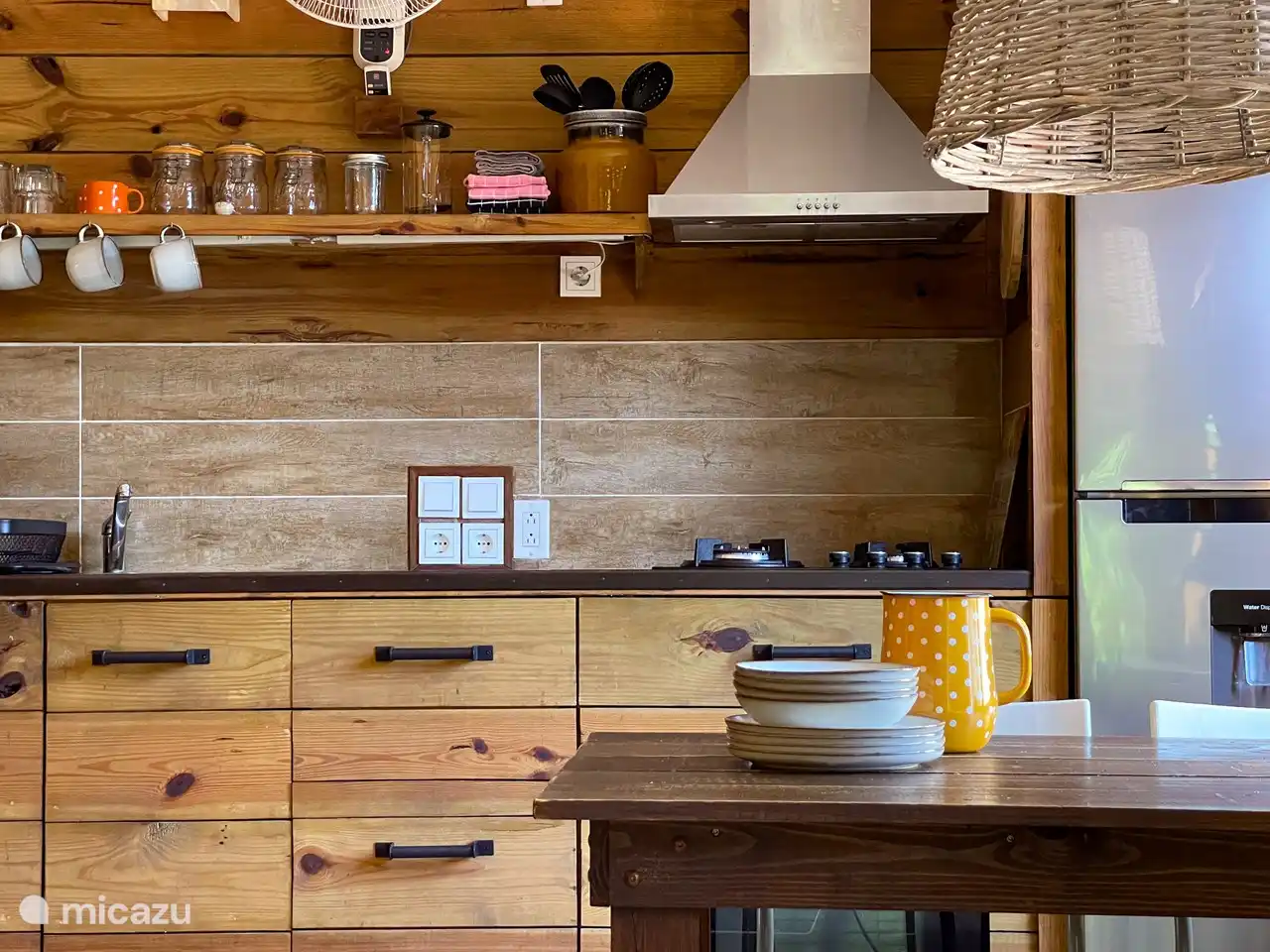 Cocina totalmente equipada con horno, microondas, nevera grande con congelador, etc., etc.