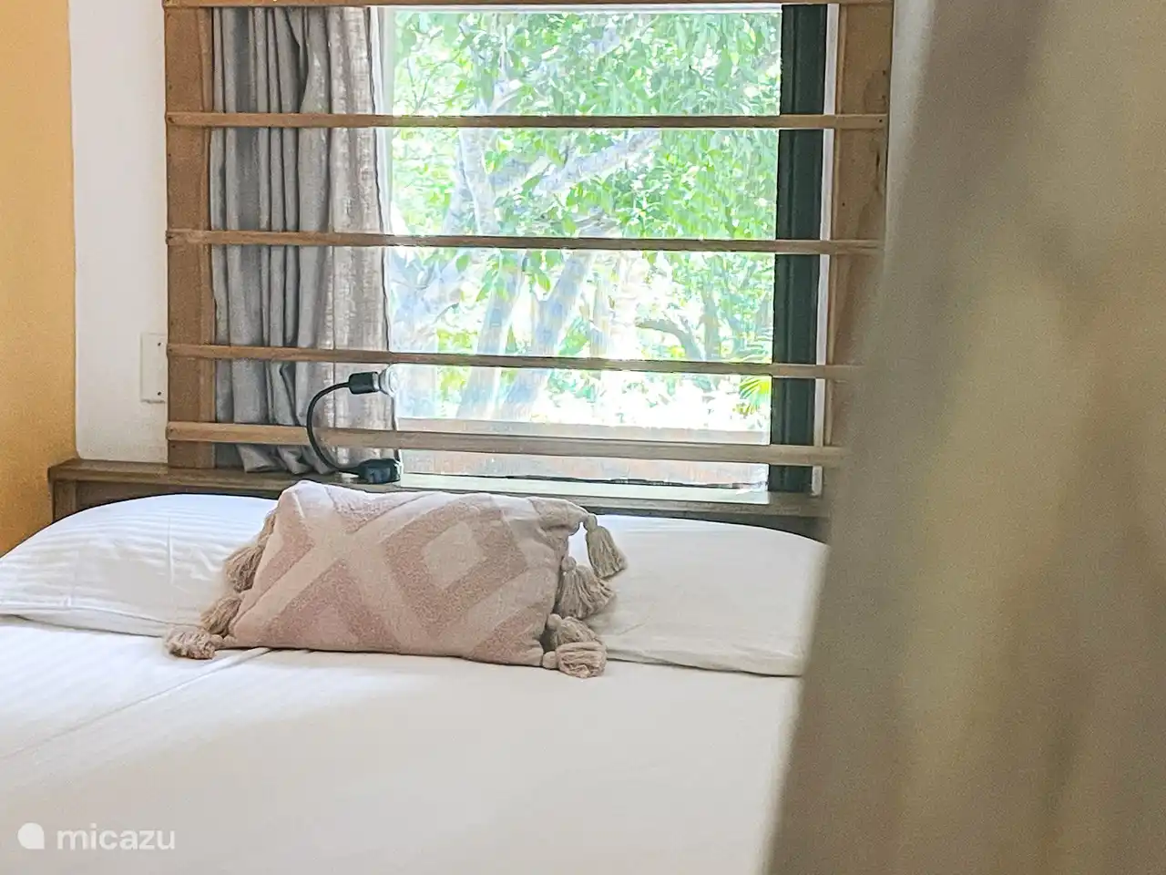 Dormitorio fresco con cama doble y aire acondicionado. Gran ventanal con mosquitera, dos amplios armarios y dos lavabos.