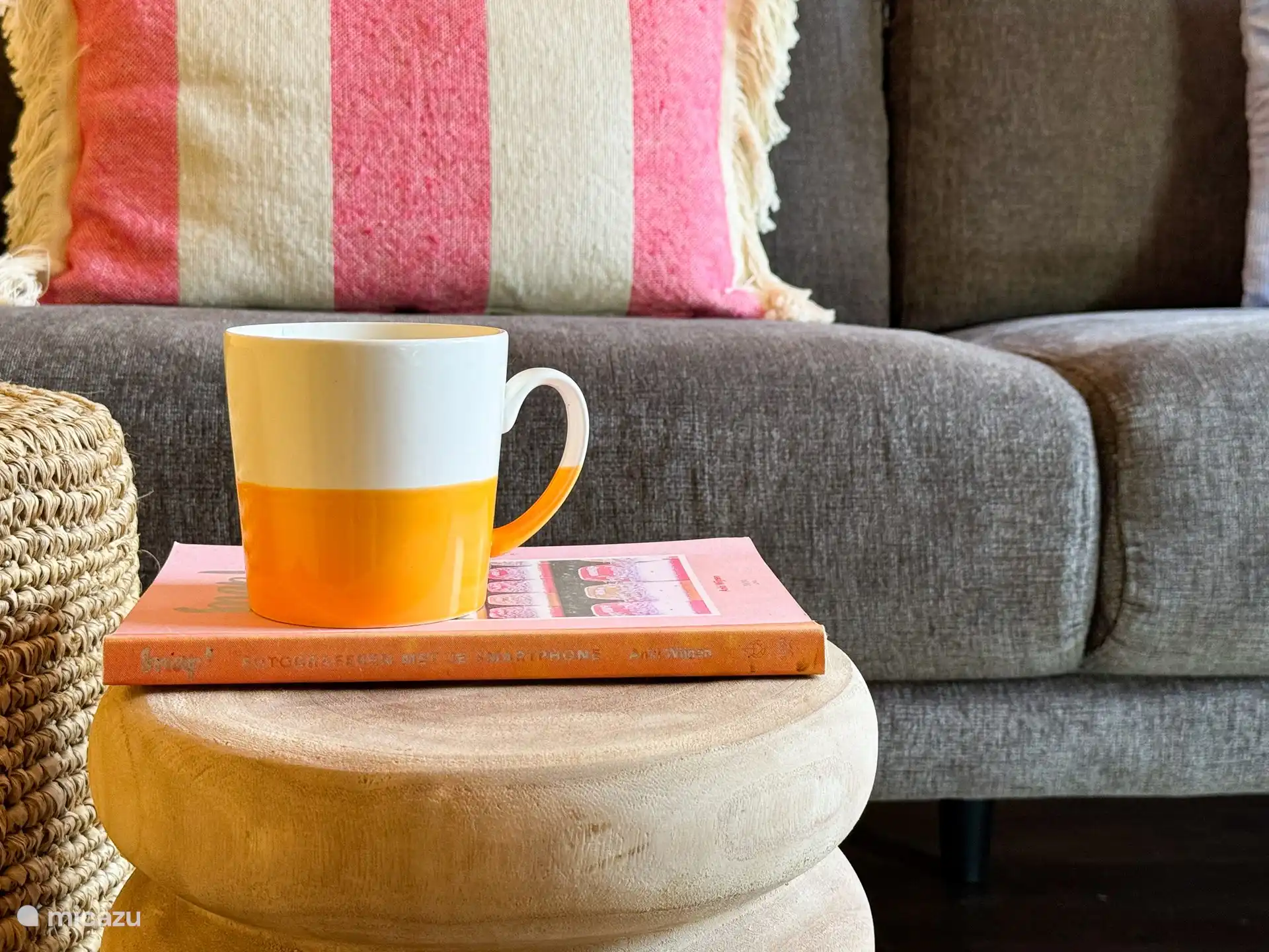 Bonita sala de estar con TV por Internet, radio bluetooth, cómodo sofá y mesa de comedor.