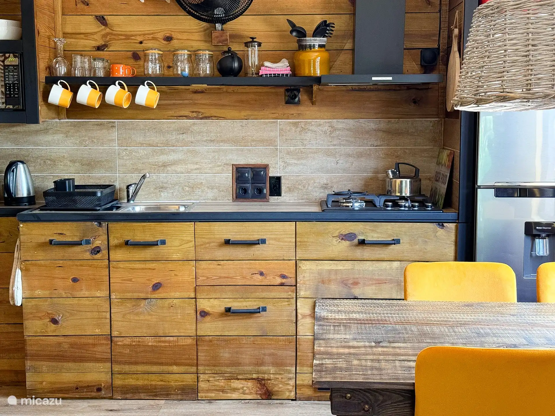 Cocina totalmente equipada con horno, microondas, nevera grande con congelador, etc., etc.