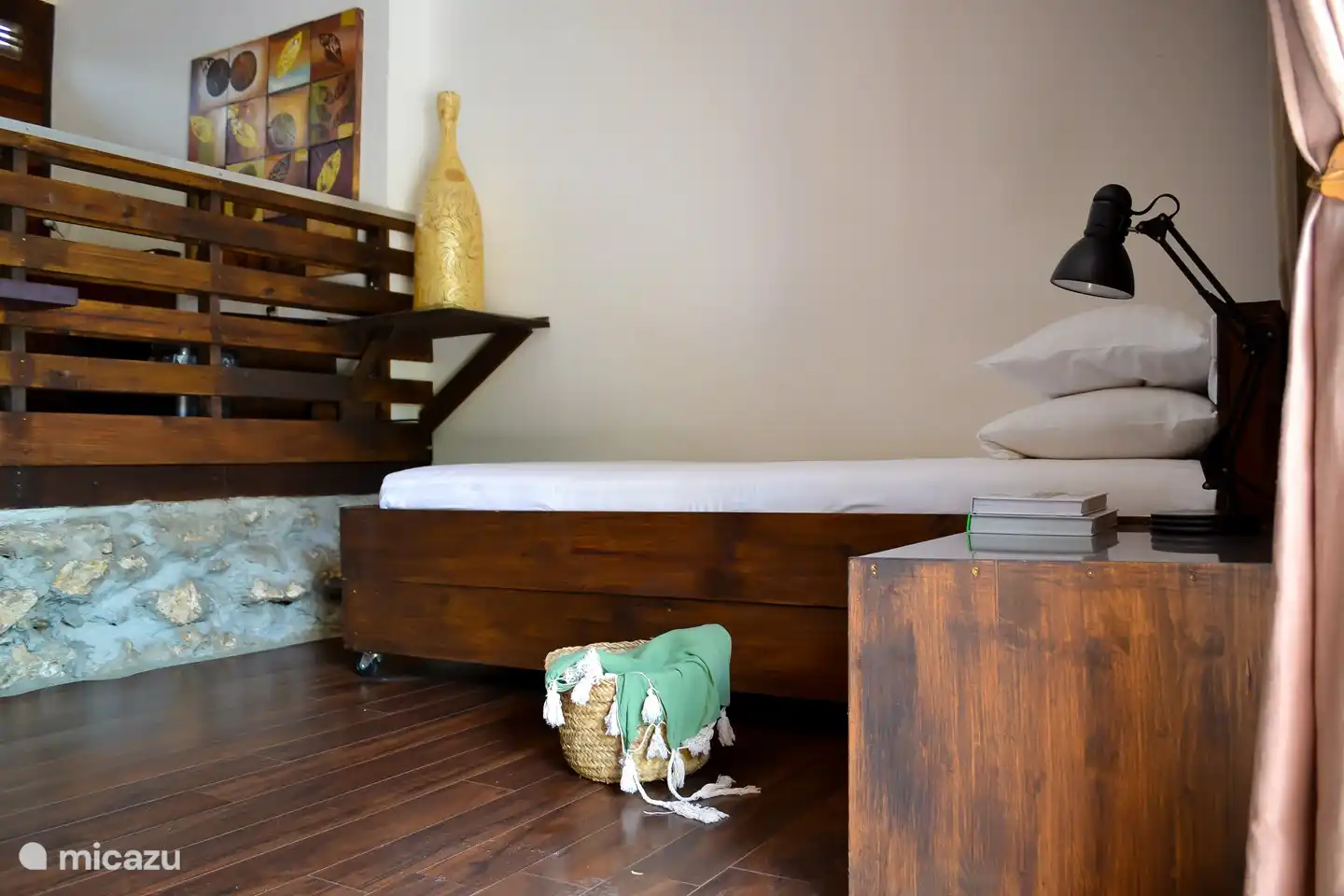 El apartamento ofrece dos dormitorios. Uno con cama doble y aire acondicionado y otro con dos camas individuales y aire acondicionado. Hay mucho espacio en el armario para ropa y equipaje.