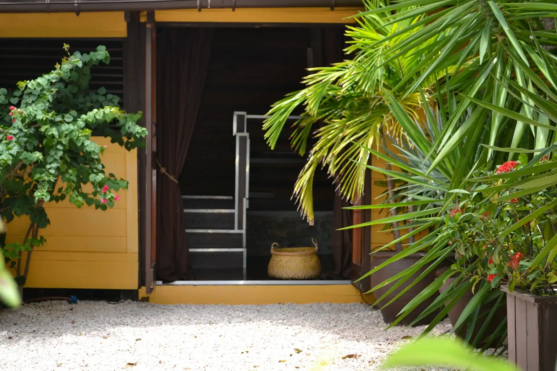 Desde el dormitorio hay puertas que dan al jardín.