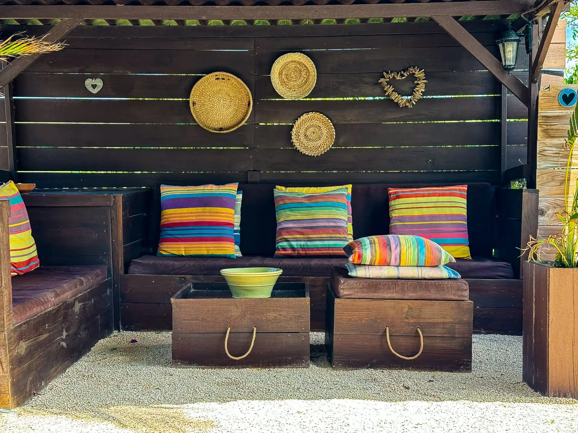 La piscina en el jardín tropical, rodeada de cómodas tumbonas.