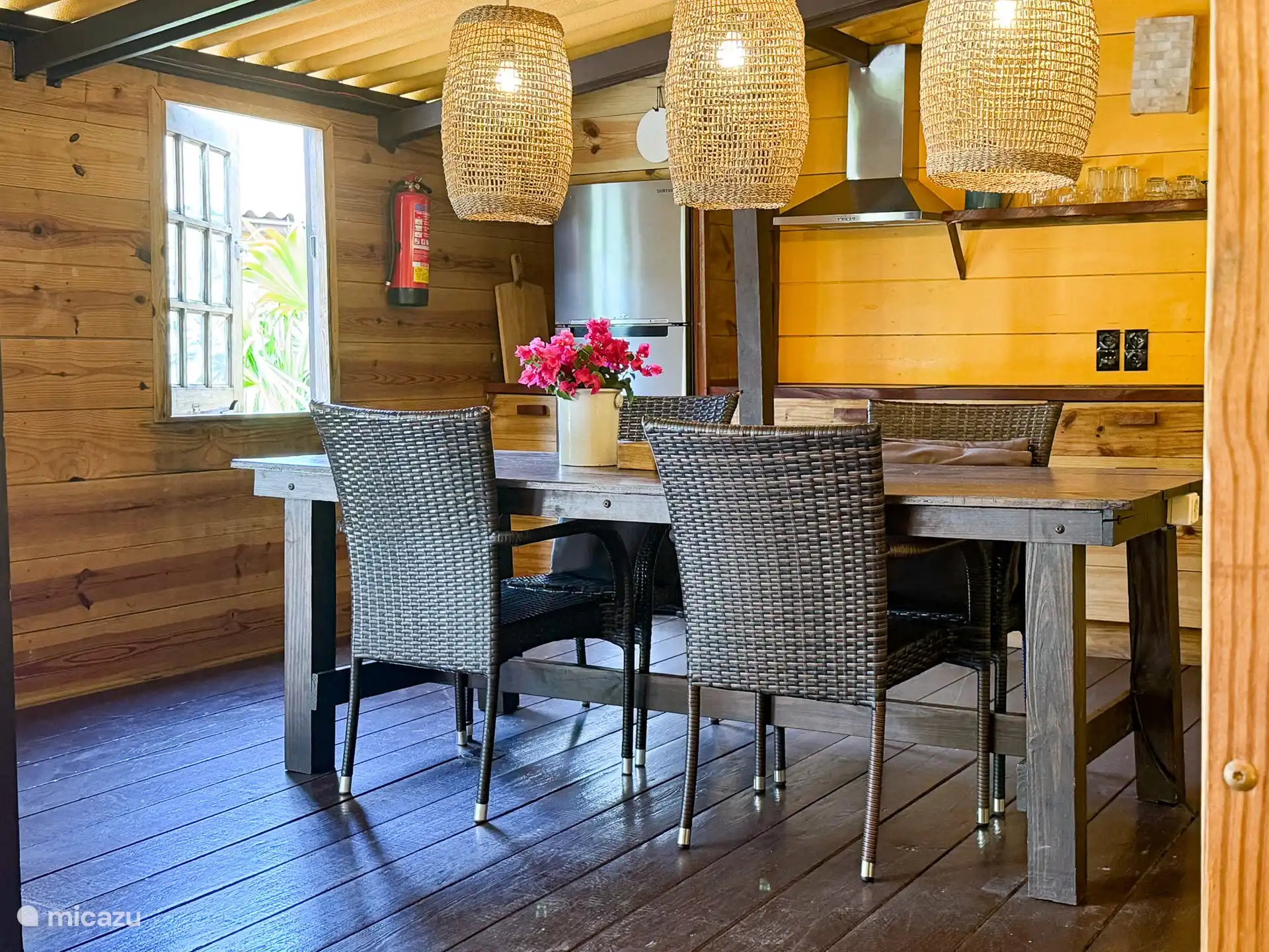 En la terraza sombreada hay una cocina exterior totalmente equipada con estufa, nevera con congelador, cafetera y hervidor de agua.
Dentro del apartamento hay un lavadero (interior) con estufa, horno y microondas.