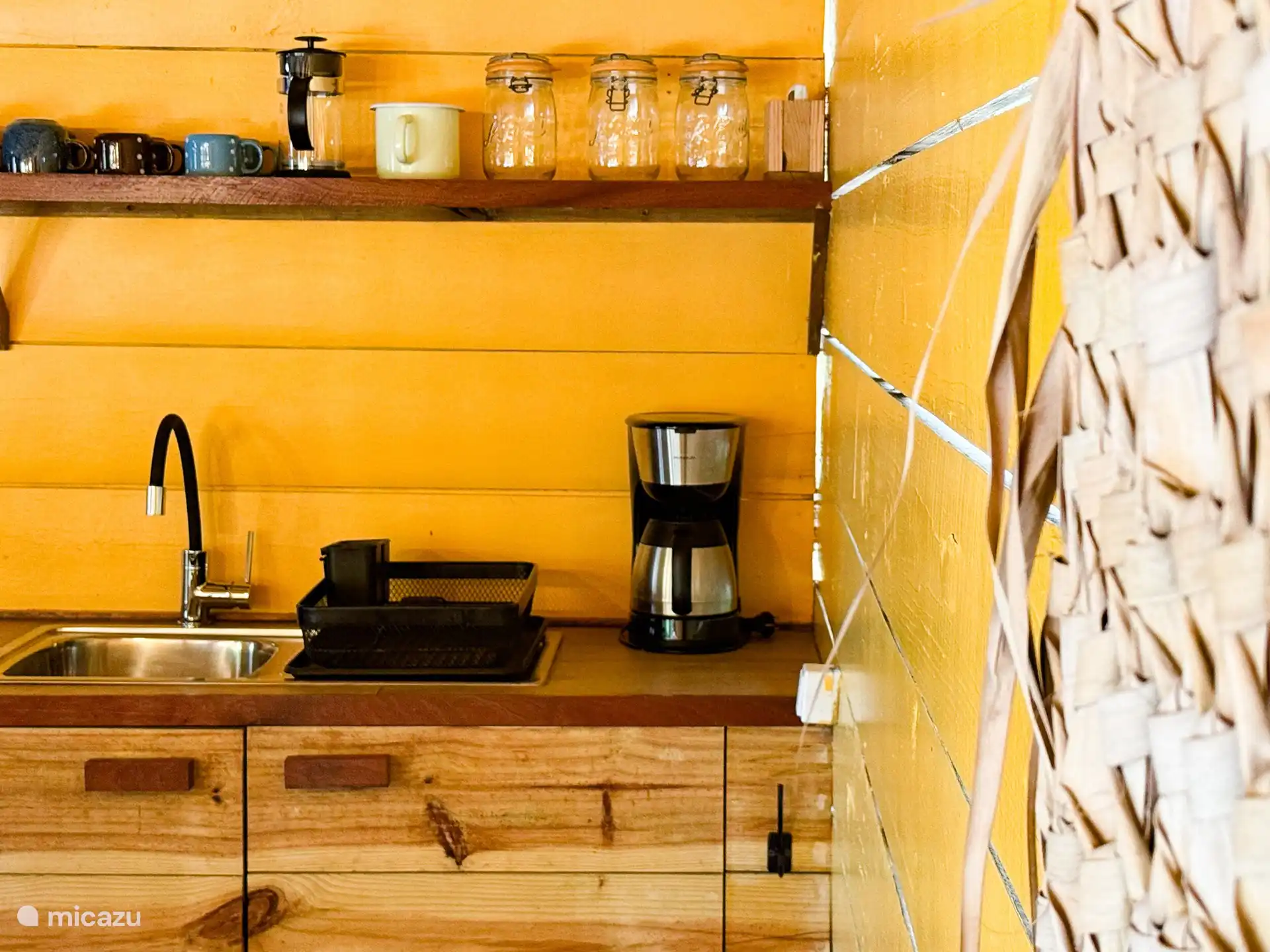 En la terraza sombreada hay una cocina exterior totalmente equipada con estufa, nevera con congelador, cafetera y hervidor de agua.
Dentro del apartamento hay un lavadero (interior) con estufa, horno y microondas.