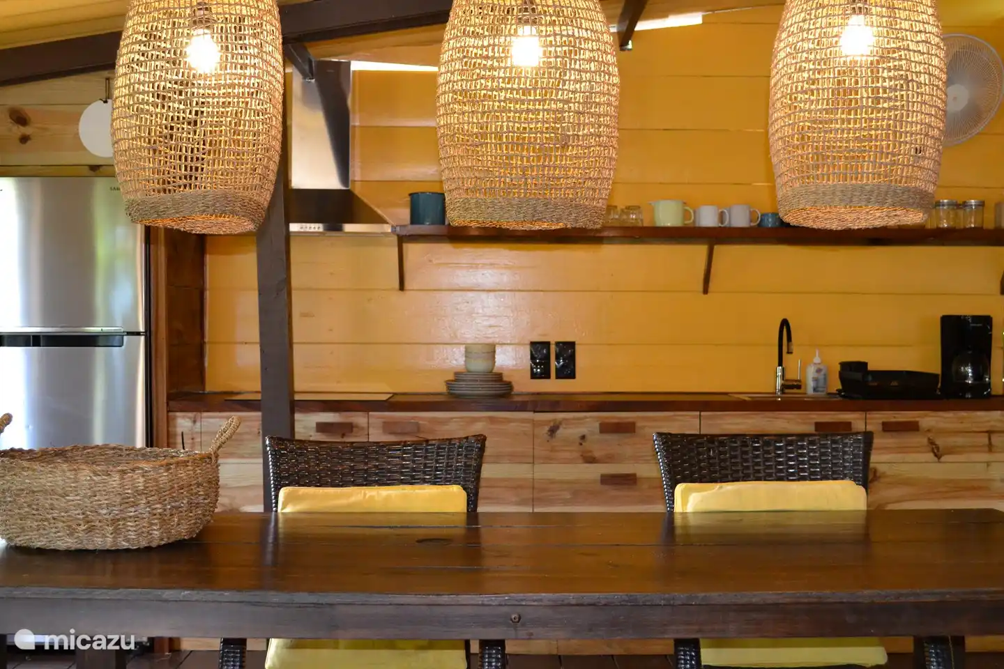 En la terraza sombreada hay una cocina exterior totalmente equipada con estufa, nevera con congelador, cafetera y hervidor de agua.
Dentro del apartamento hay un lavadero (interior) con estufa, horno y microondas.