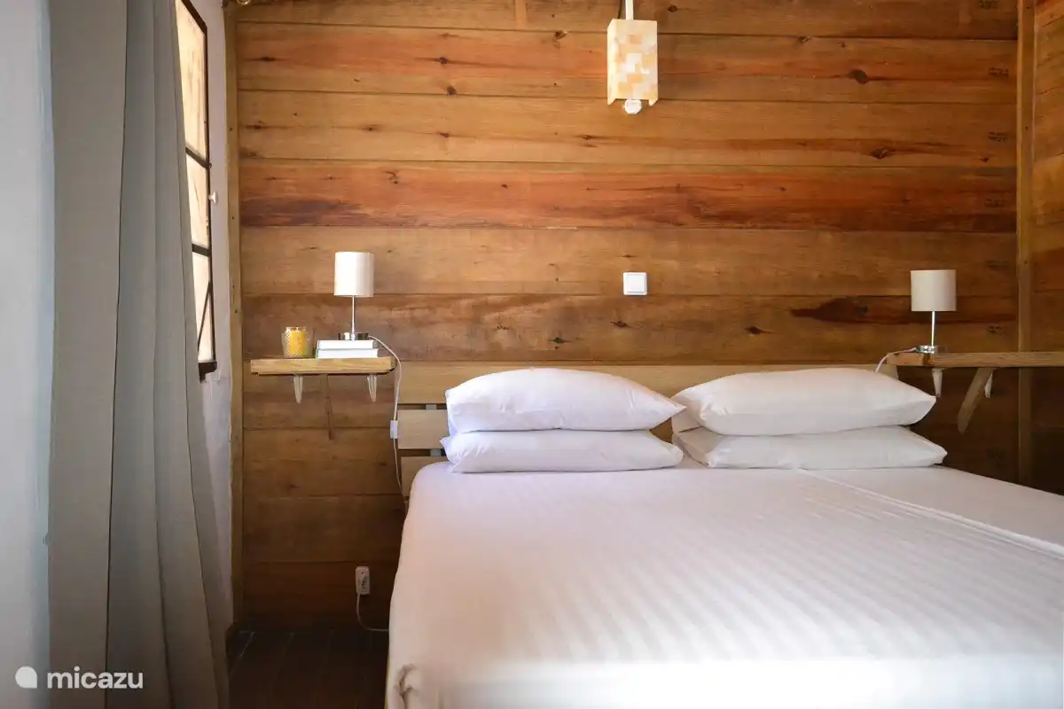 El apartamento ofrece dos dormitorios. Uno con cama doble y aire acondicionado y otro con dos camas individuales y aire acondicionado. Hay mucho espacio en el armario para ropa y equipaje.