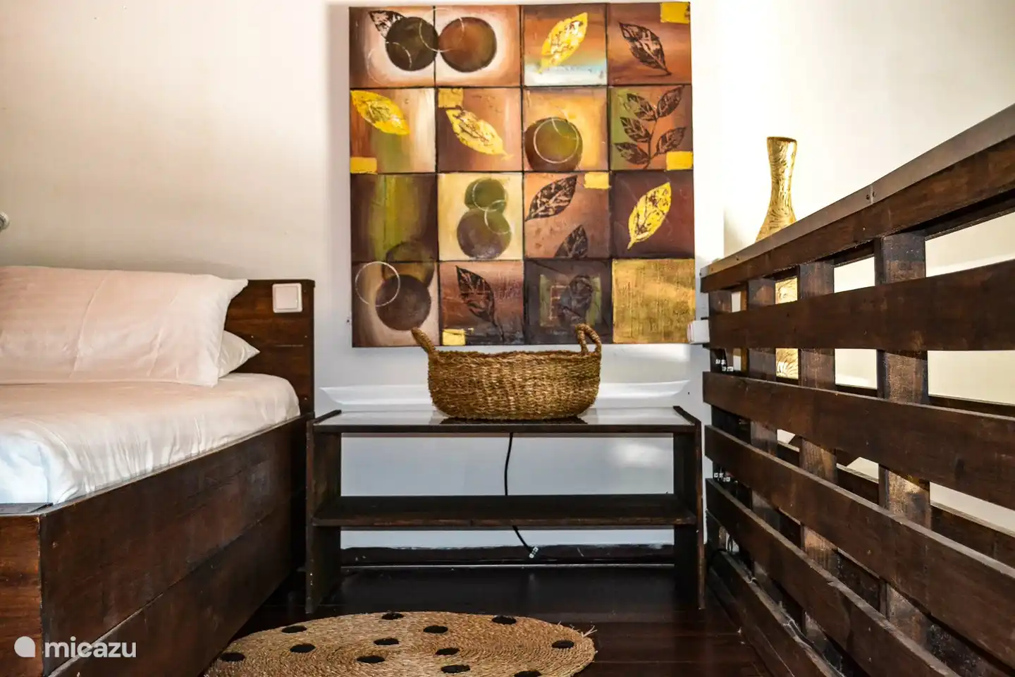 El apartamento ofrece dos dormitorios. Uno con cama doble y aire acondicionado y otro con dos camas individuales y aire acondicionado. Hay mucho espacio en el armario para ropa y equipaje.