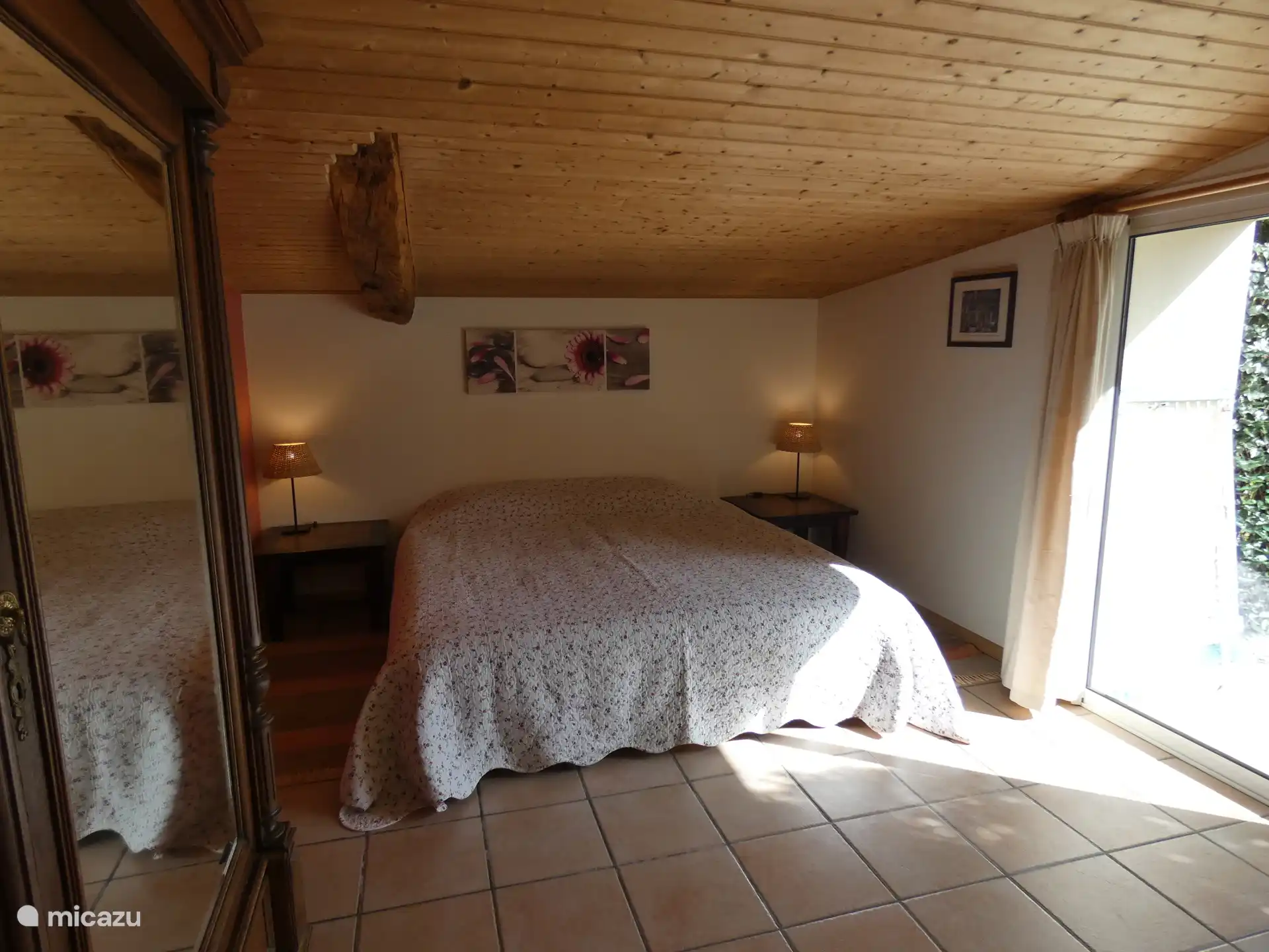 El dormitorio principal con hermosos muebles antiguos, mucha luz y un litz jumeaux.