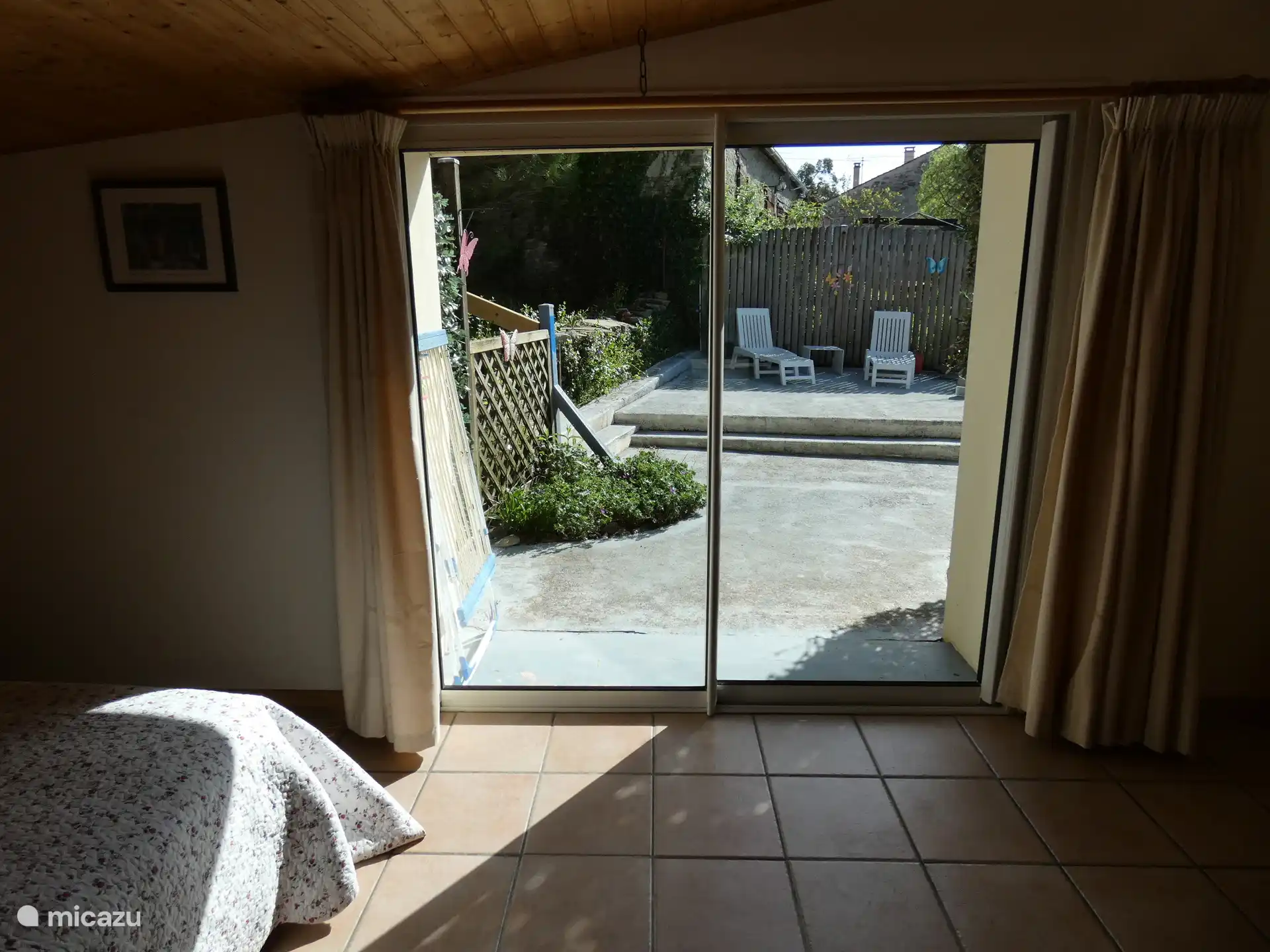 Mucha luz en el dormitorio principal.