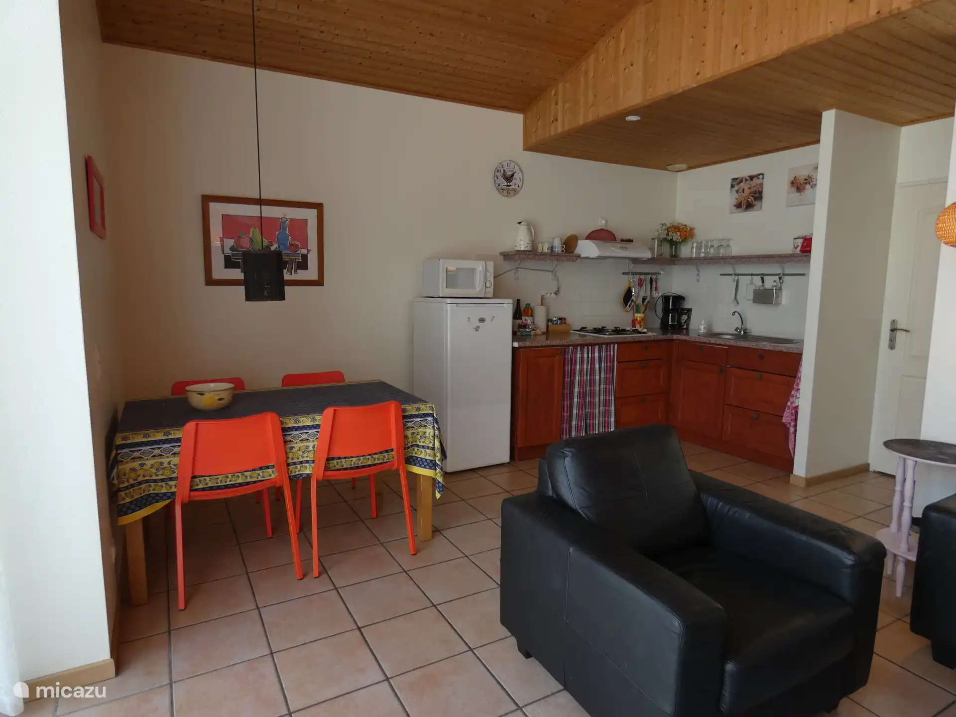 Una bonita cocina abierta, mesa de comedor y parte de la sala de estar.