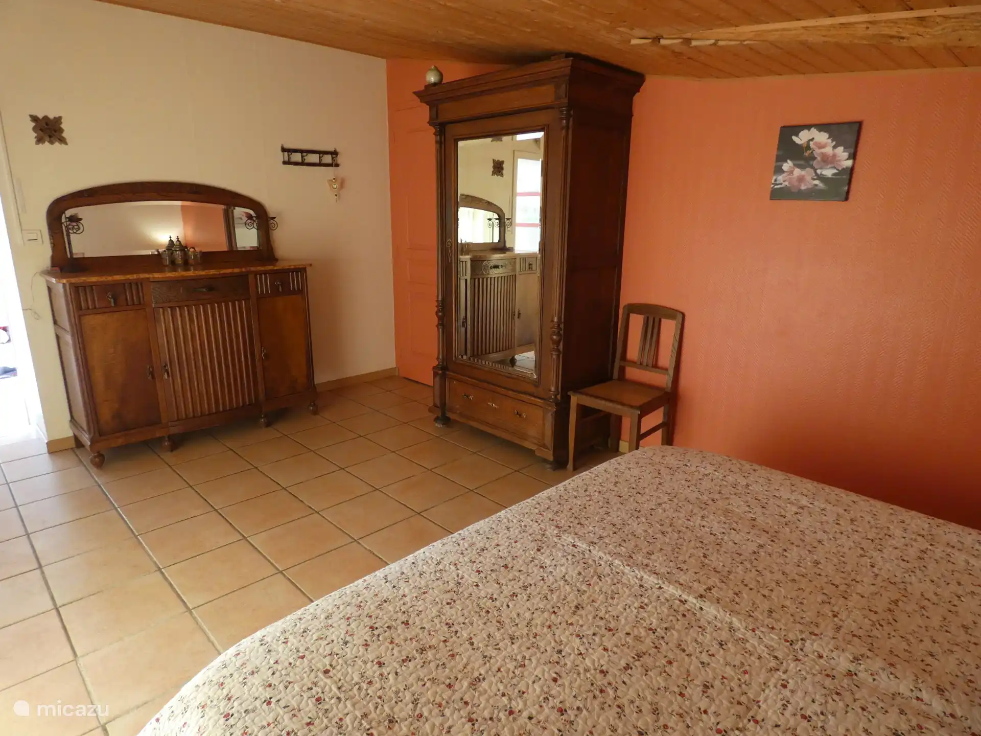 Hermosos armarios antiguos para mucho espacio de almacenamiento.