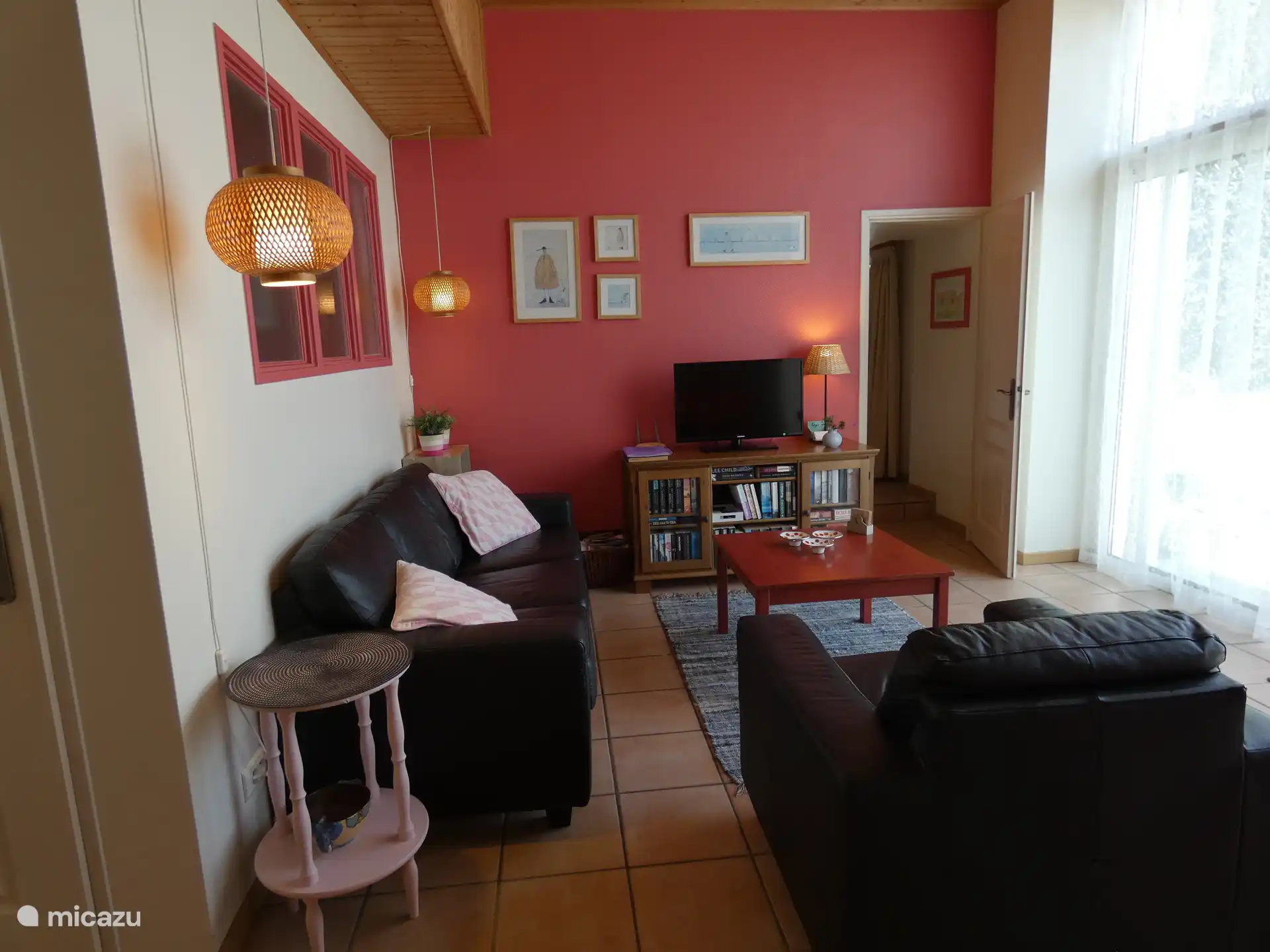 El televisor está conectado a un Chromecast. Además, muchos libros (NL y ENG) y mucha luz a través de las fachadas.