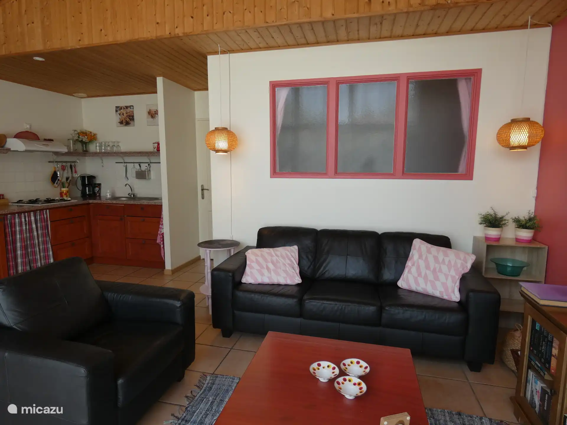 Muebles de asiento suficientes y cómodos. También encontrarás muchos libros aquí.