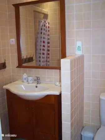 bonito baño con ducha a ras de suelo