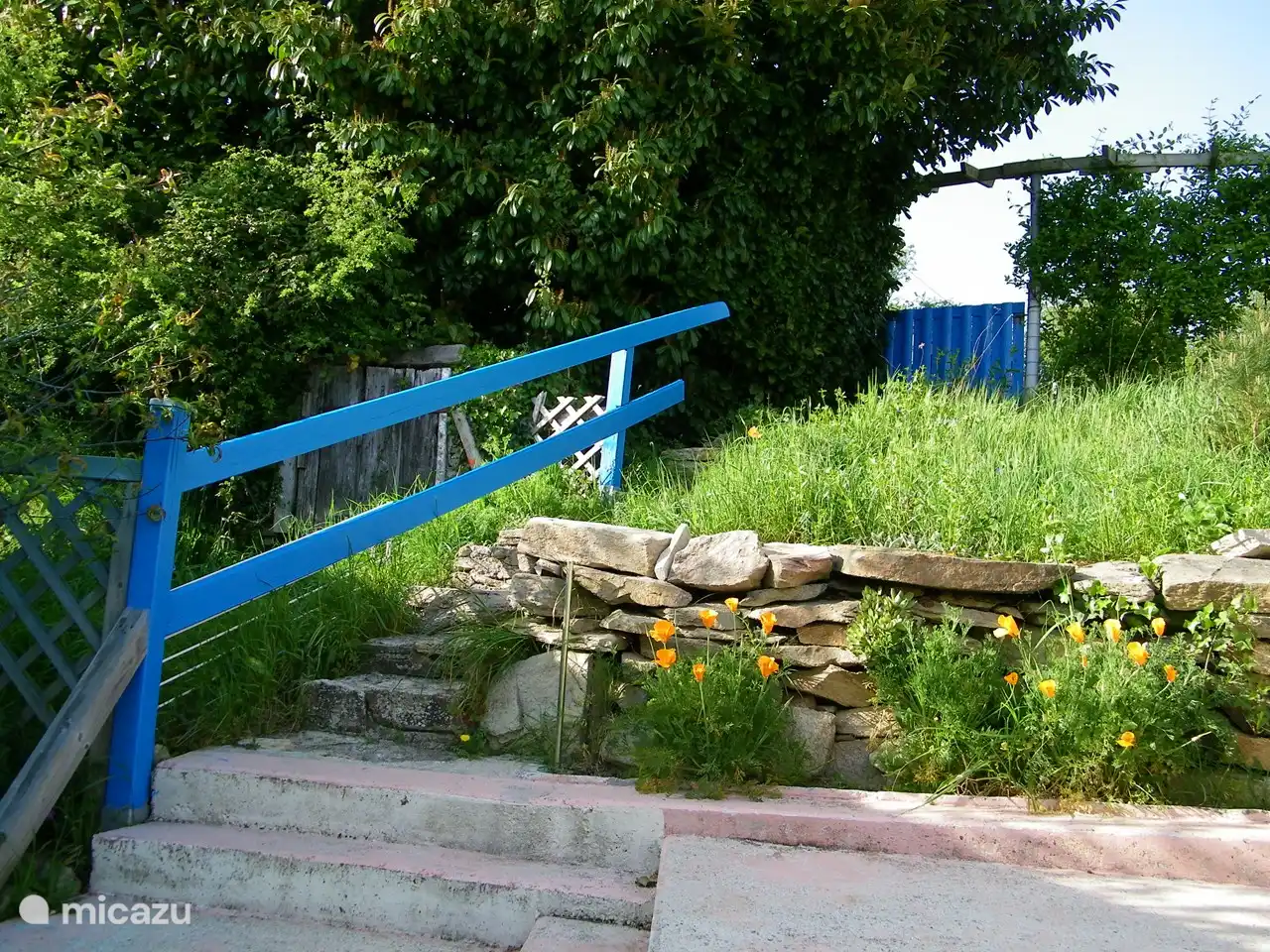 La entrada al pequeño camping y a la piscina.