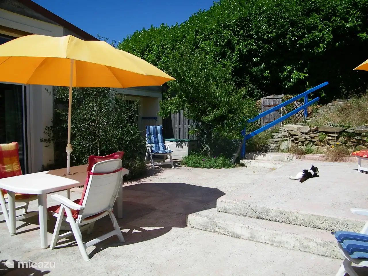 Los escalones conducen al diminuto camping ya la piscina.