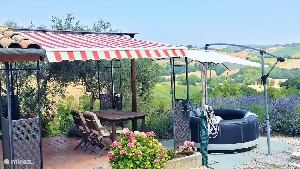 The cover can be turned completely in. Nice for spring and autumn. This is how you grab every ray of sun