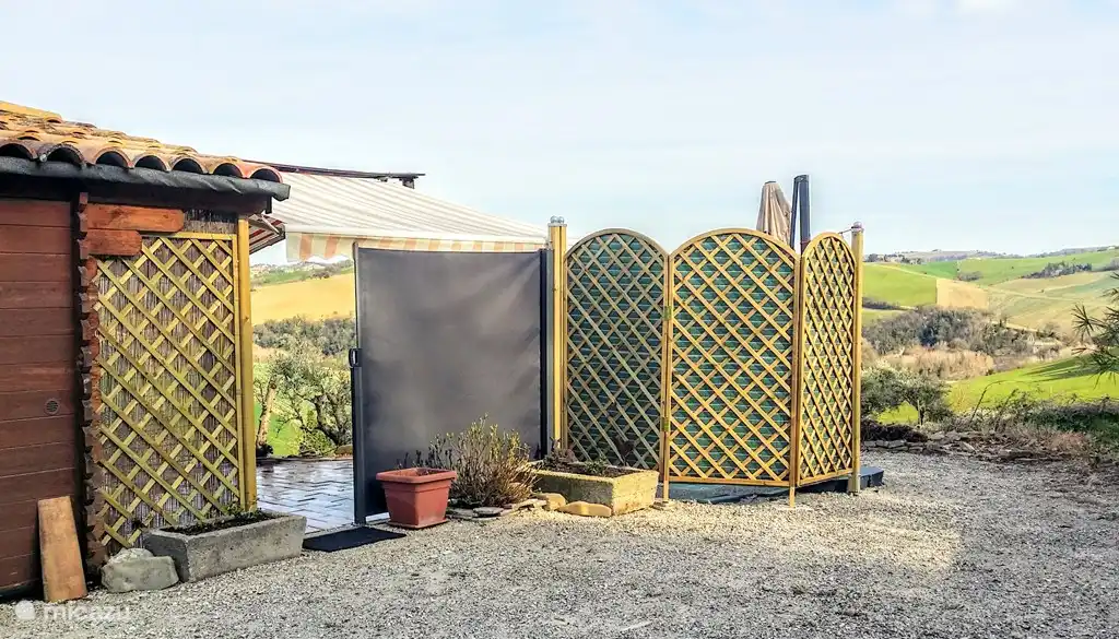 In 2019 we have completely shielded the terrace and the outdoor shower and Jaccuzzi for even more privacy. The Antrecite screen can also be extended completely so that the passage opening is also closed. The Screen can also be rolled in completely for those who want it. That anytime.