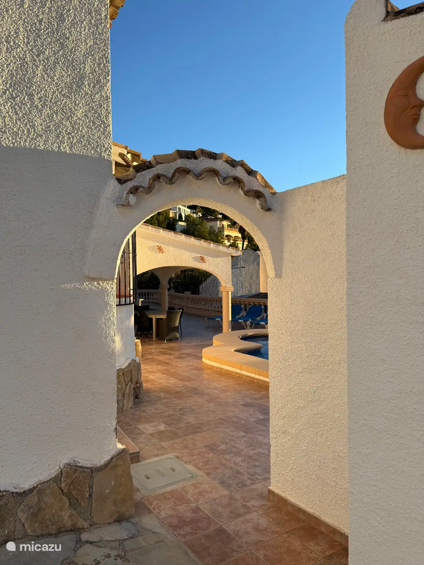 Vista a través de la veranda cubierta