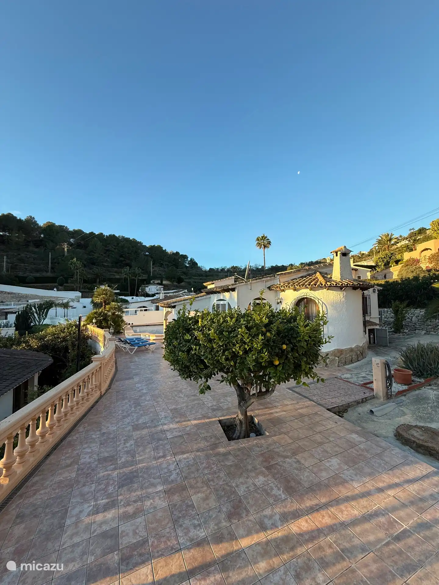 Vista desde la zona de barbacoa hacia la casa