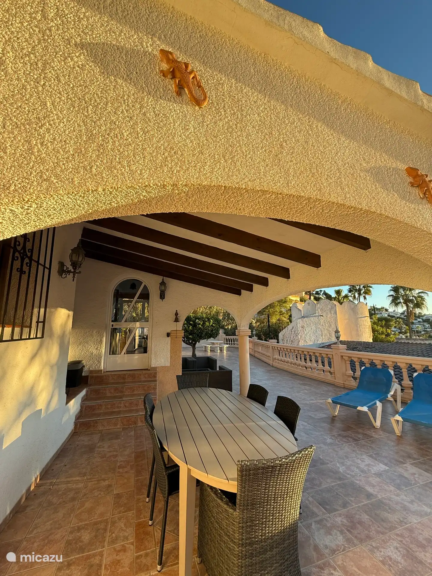 Veranda cubierta con una zona sombreada encantadora