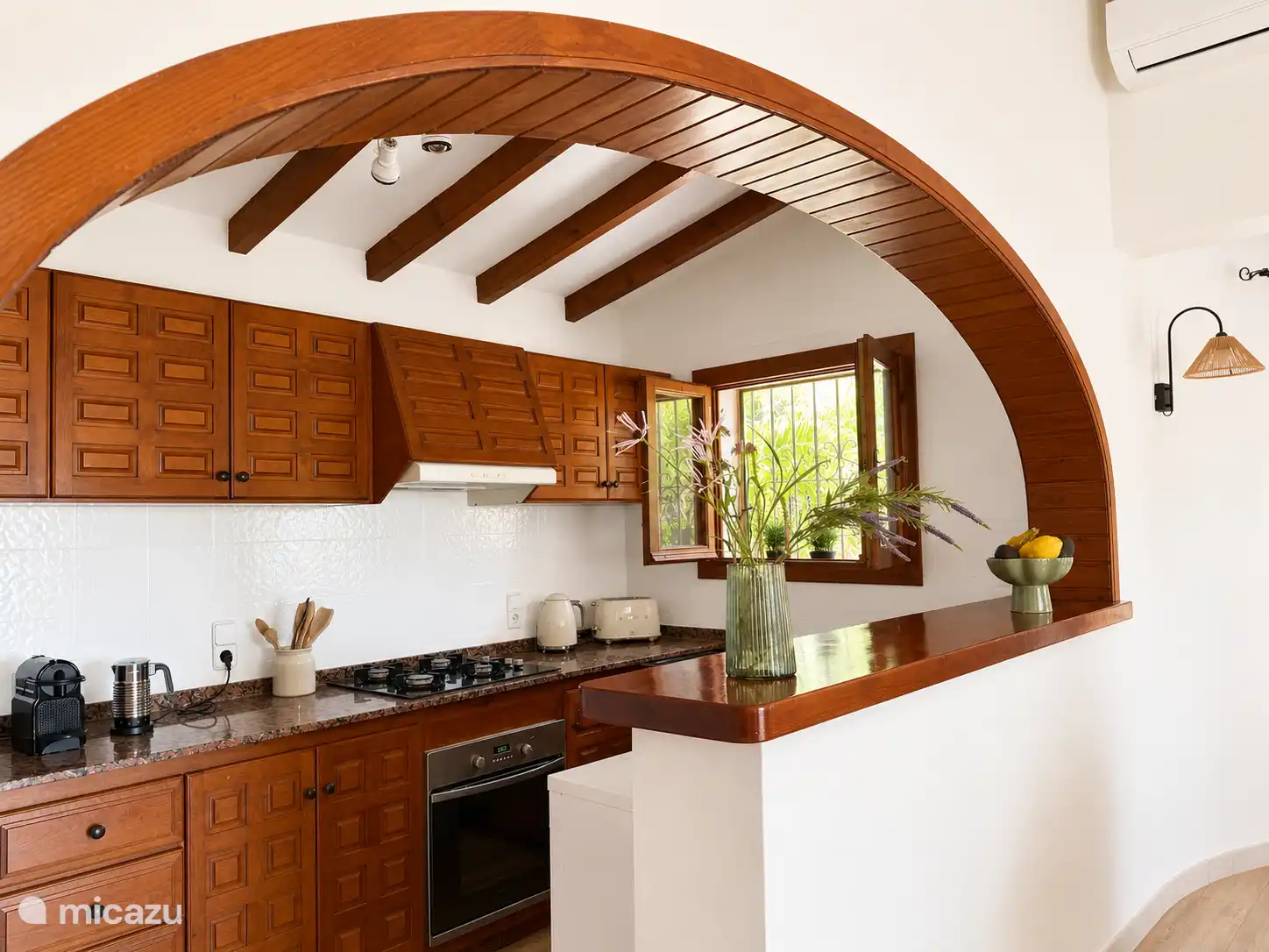 Küche mit SMEG-Geräten und Nespresso-Maschine, Geschirrspüler, Kühlschrank und Gefrierschrank (Geräte wie Mikrowelle, Airfryer, Senseo und zusätzlicher Kühlschrank/Gefrierschrank befinden sich im Hauswirtschaftsraum).