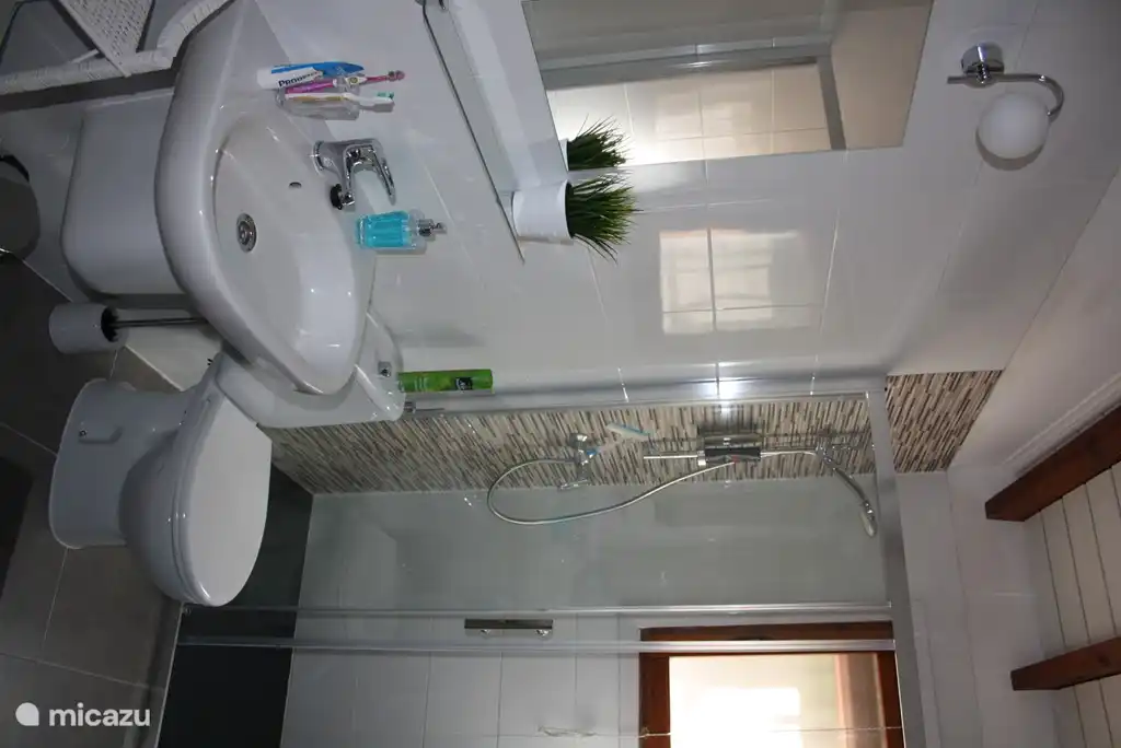 Das Bad, das mit dem Master-Schlafzimmer verbindet