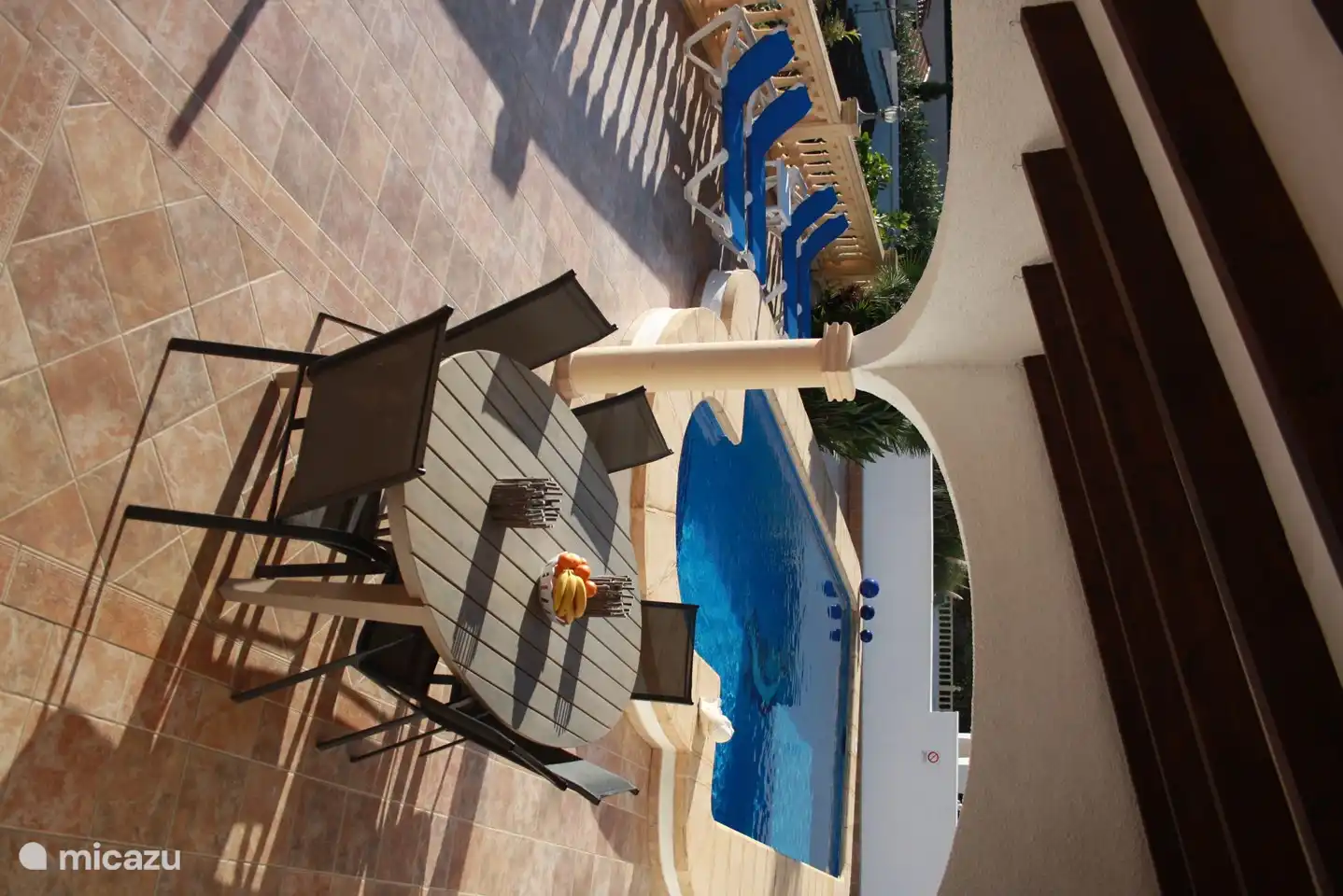 Die gesamte Terrasse befindet sich im Erdgeschoss