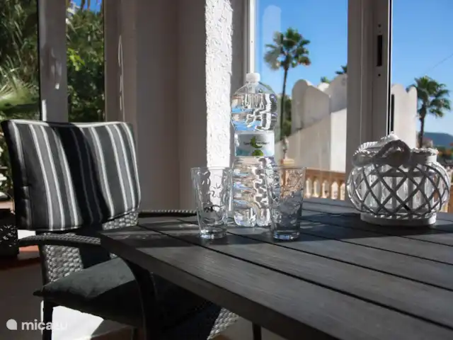 Casa Pieta | Espagne, Costa Blanca, Moraira - villa En hiver, un endroit agréable pour prendre le petit déjeuner.