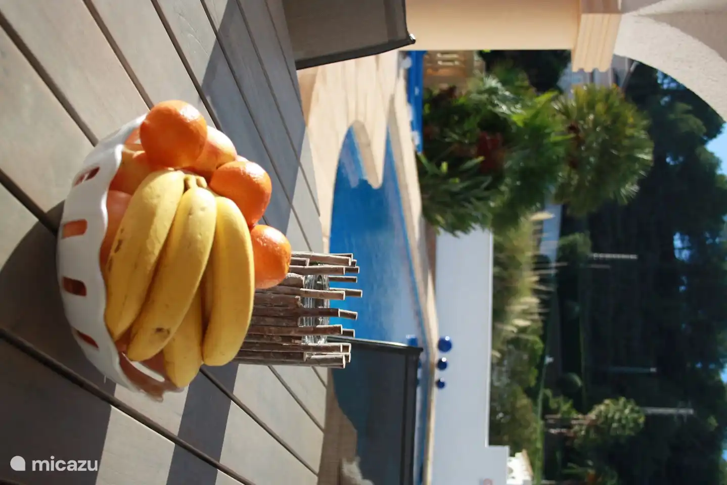 Von der überdachten Naya draußen hat man einen guten Blick auf den Pool