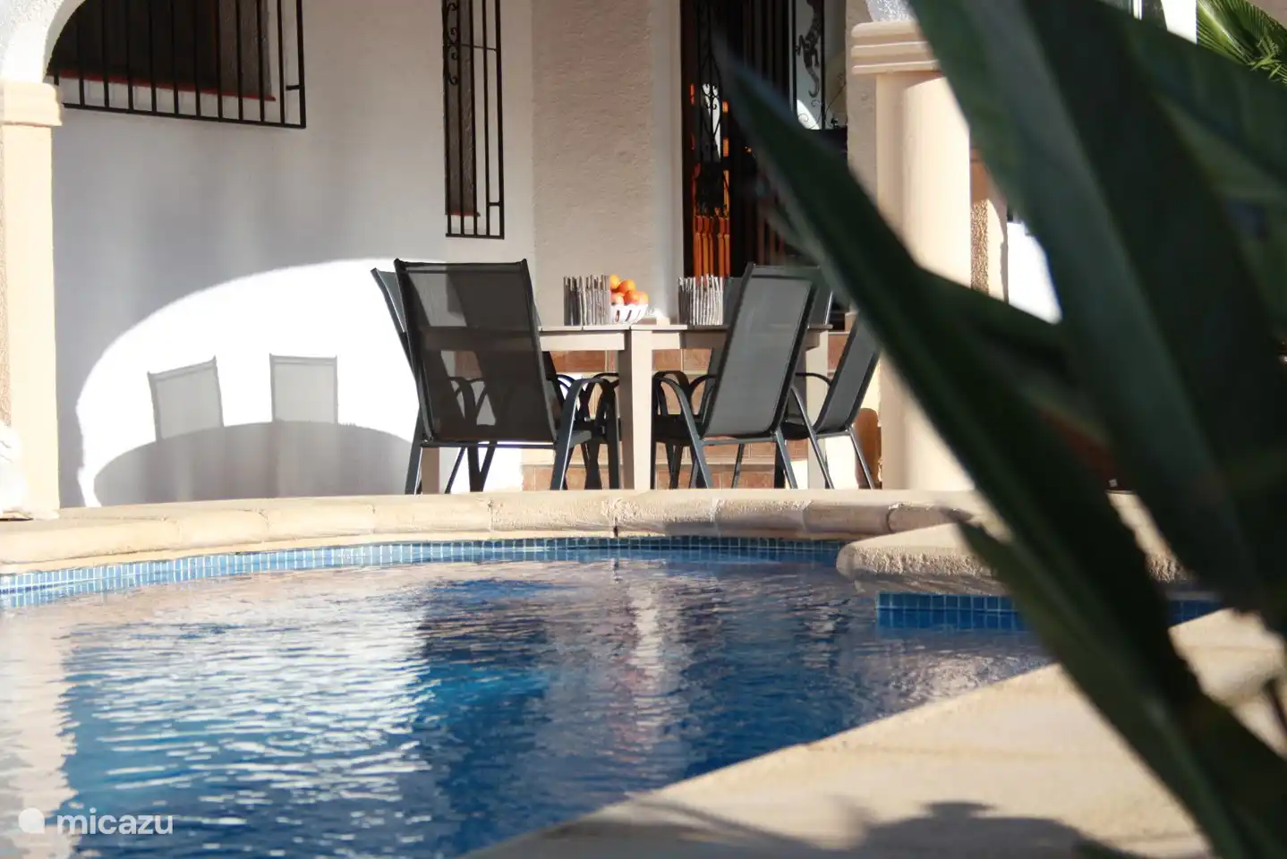 Sitzen Sie bequem mit Blick auf den Pool