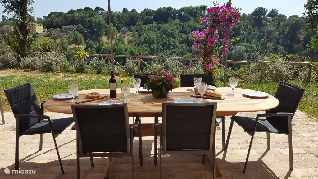 Terrasse devant la maison photo prise de l'intérieur