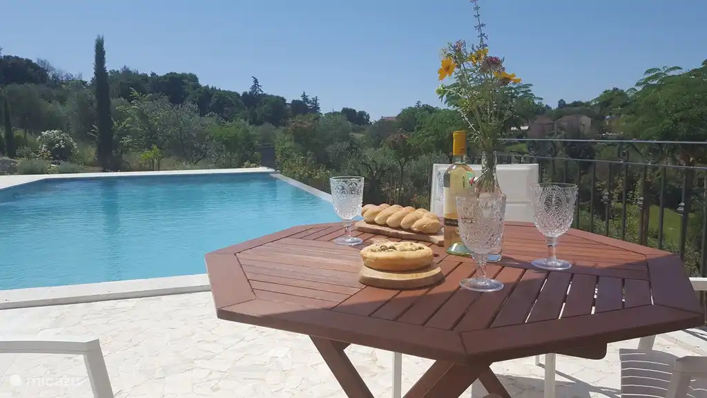Terrasse au bord de la piscine