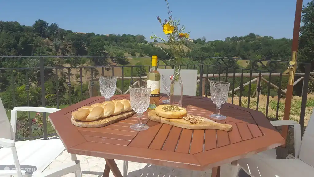Terrasse au bord de la piscine