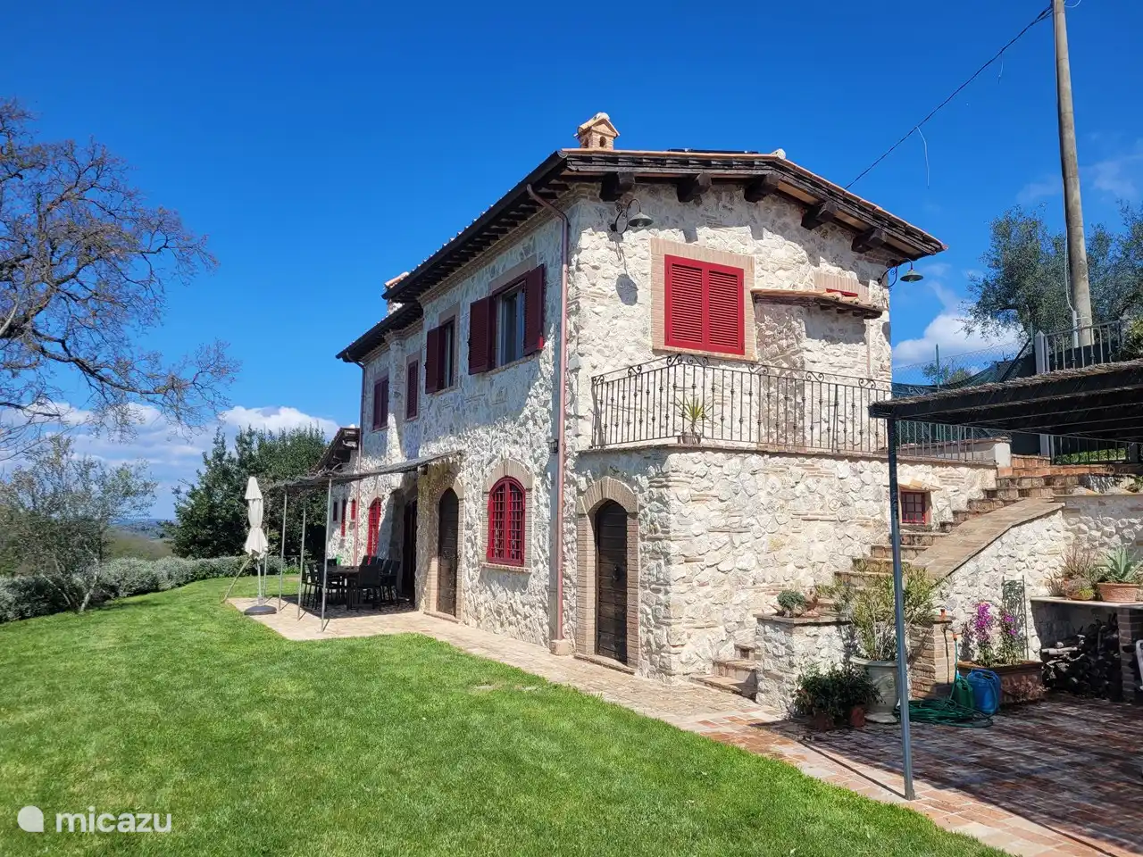 Maison avec irrigation sous l'herbe (photo 2023)
