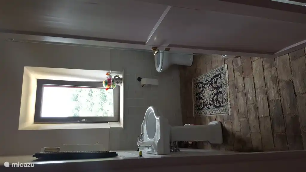 Salle de bain pour les chambres 2 et 3 à l'étage. La douche est derrière la porte, donc vous ne pouvez pas la voir