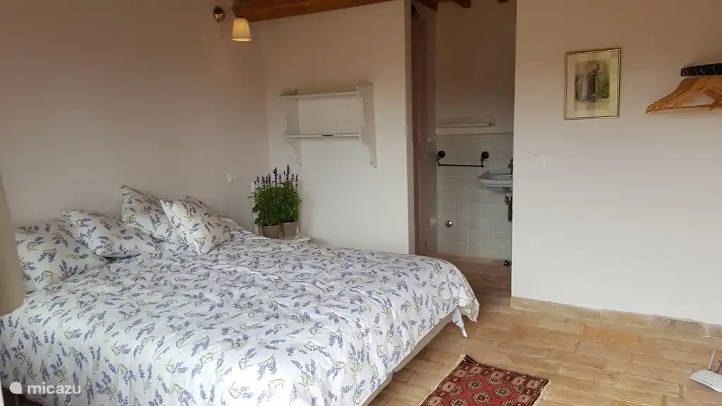 chambre petit chalet avec salle de bain privée attenante