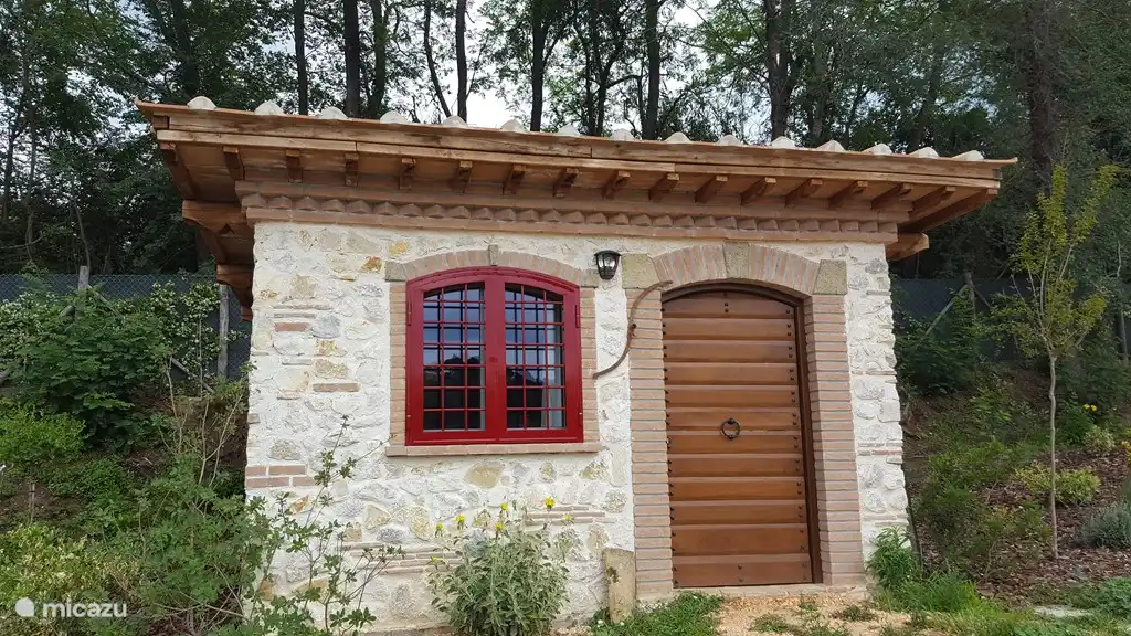 petit gîte pour 2 personnes avec un lit double et salle de bain